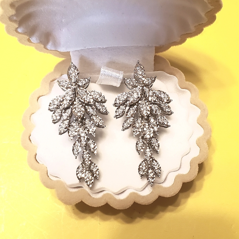 14K WHITE GOLD DIAMOND EARRINGS.